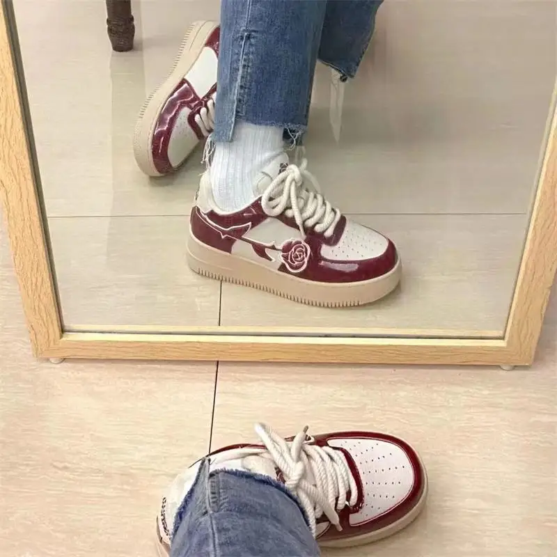 2023 Vintage kırmızı gül Sneakers kadınlar atletik desen niş Platform ayakkabılar zarif eğitmen rahat moda rahat ayakkabı