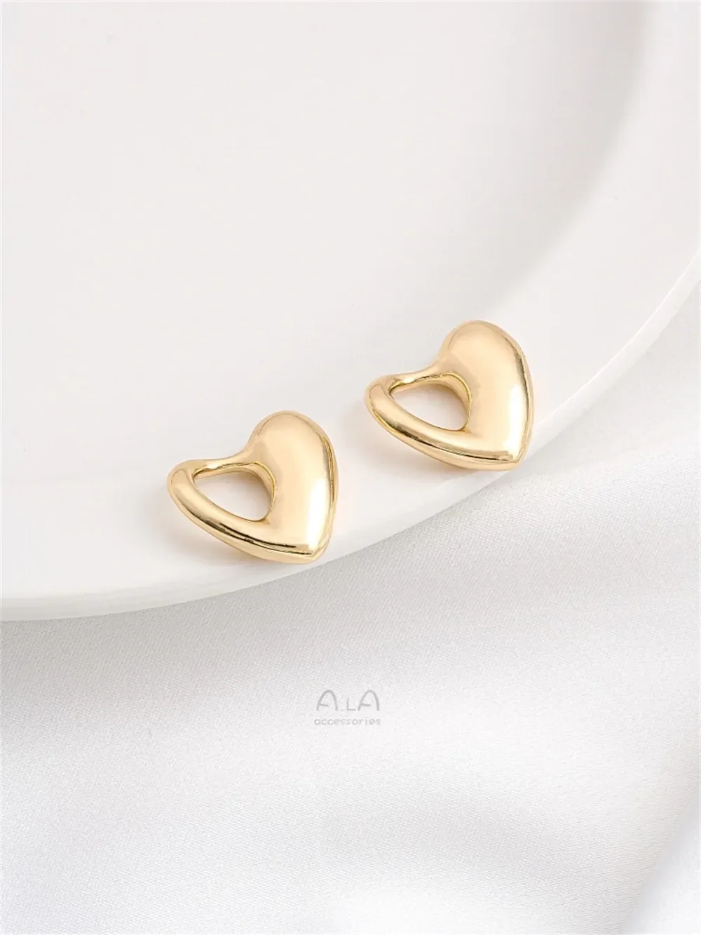 

14K Gold-covered, Glossy, Perforated Heart Pendant, Love Jewelry Pendant, Handmade Diy Necklace Charms Pendant K586