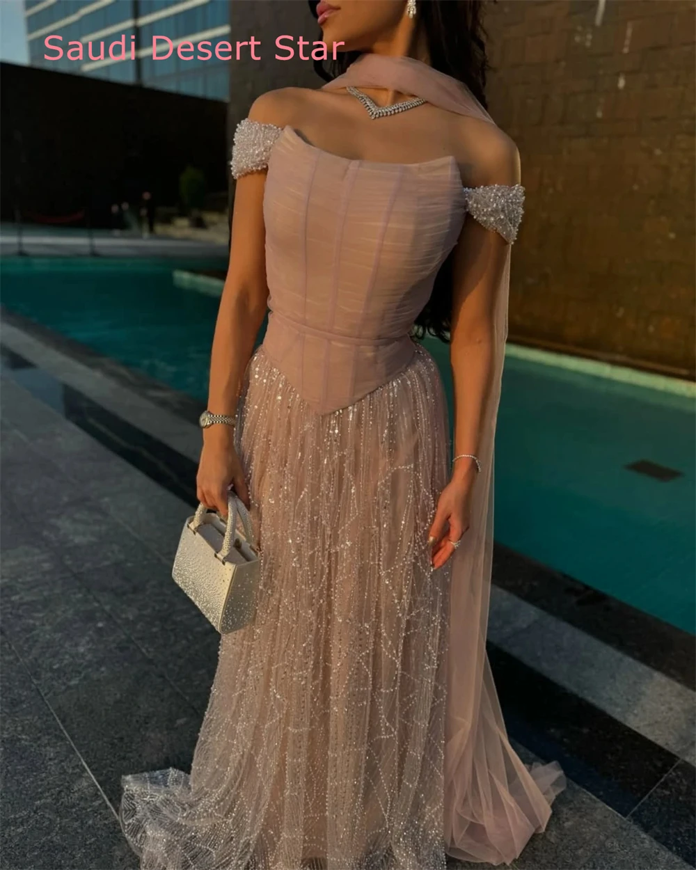 فستان سهرة رائع من التول مخصص عالي الجودة برقبة قارب قبالة الكتف بدون أكمام للحفلات فساتين المشاهير