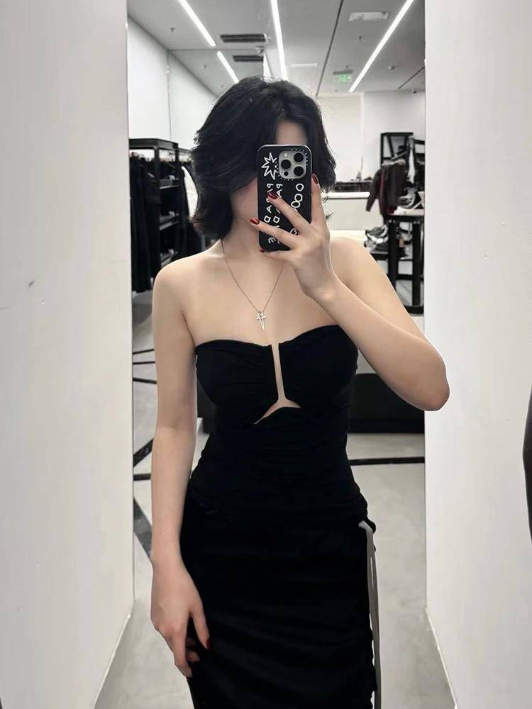 Sexy style black open-back plunging top for women. Summer new design, comfortable and slim-fitting top.
