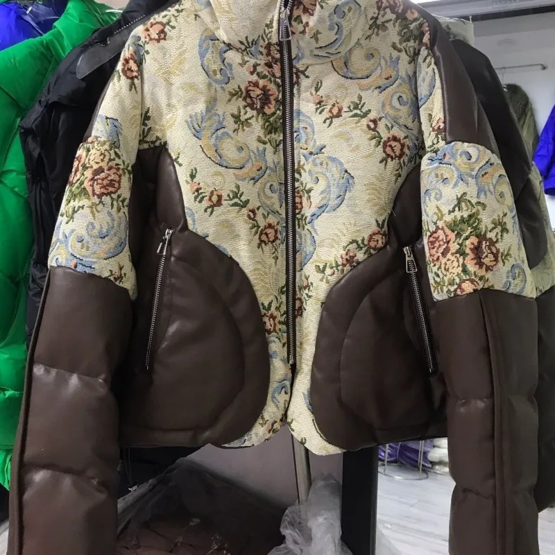 เสื้อแจ็คเก็ตขนเป็ดสำหรับผู้หญิง ลายปักแบบแจ็คการ์ด แต่งหนัง PU แบบต่อผ้า ทรงครอป สีขาว บุด้วยขนเป็ดขาว อุ่นหนา เหมาะสำหรับฤดูหนาว