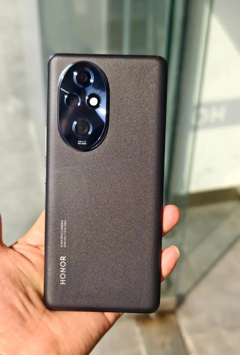 كاميرا Honor 200 5g 2664x1200px 6.7 بوصة 120 هرتز 50 ميجابكسل Snapdragon7 Gen3 NFC 100 وات شحن 5200 مللي أمبير في الساعة هاتف مستعمل