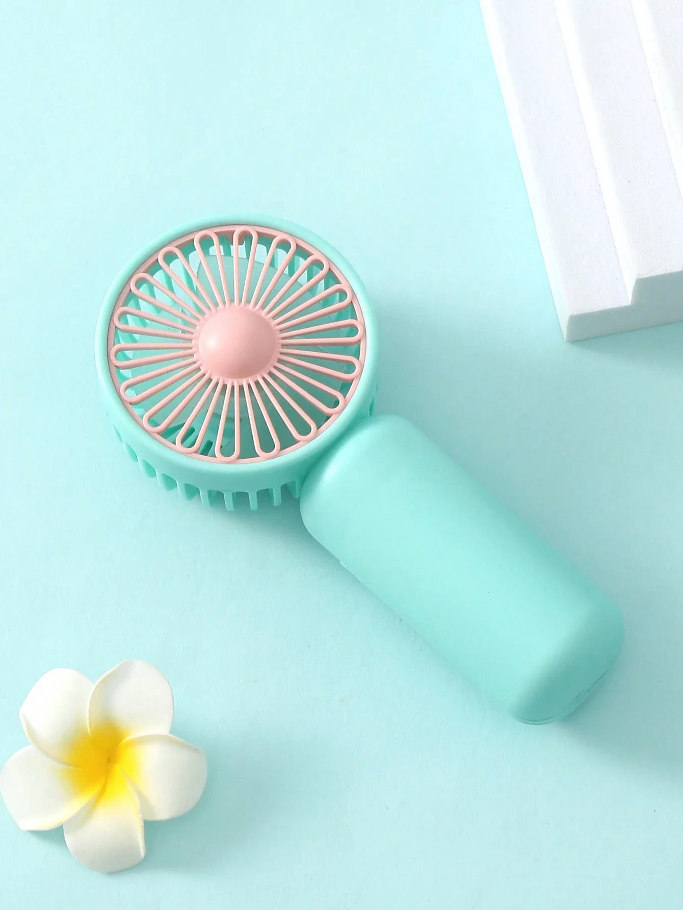 พัดลมพกพาขนาดเล็กแบบพกพาที่ใช้แบตเตอรี่ AA 1 ชิ้นพร้อมการปรับความเร็วเดียว การออกแบบที่เรียบง่ายและเรียบง่ายสําหรับใช้กลางแจ้ง