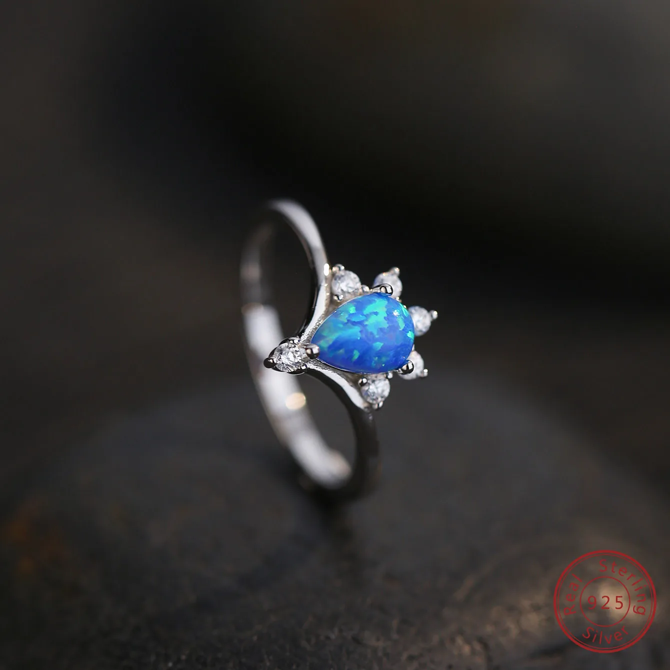 

2025 европейское и американское новое 100% стерлинговое серебро 925 пробы с синим опалом V-образное кольцо Персонализированные креативные модные темпераментные драгоценности