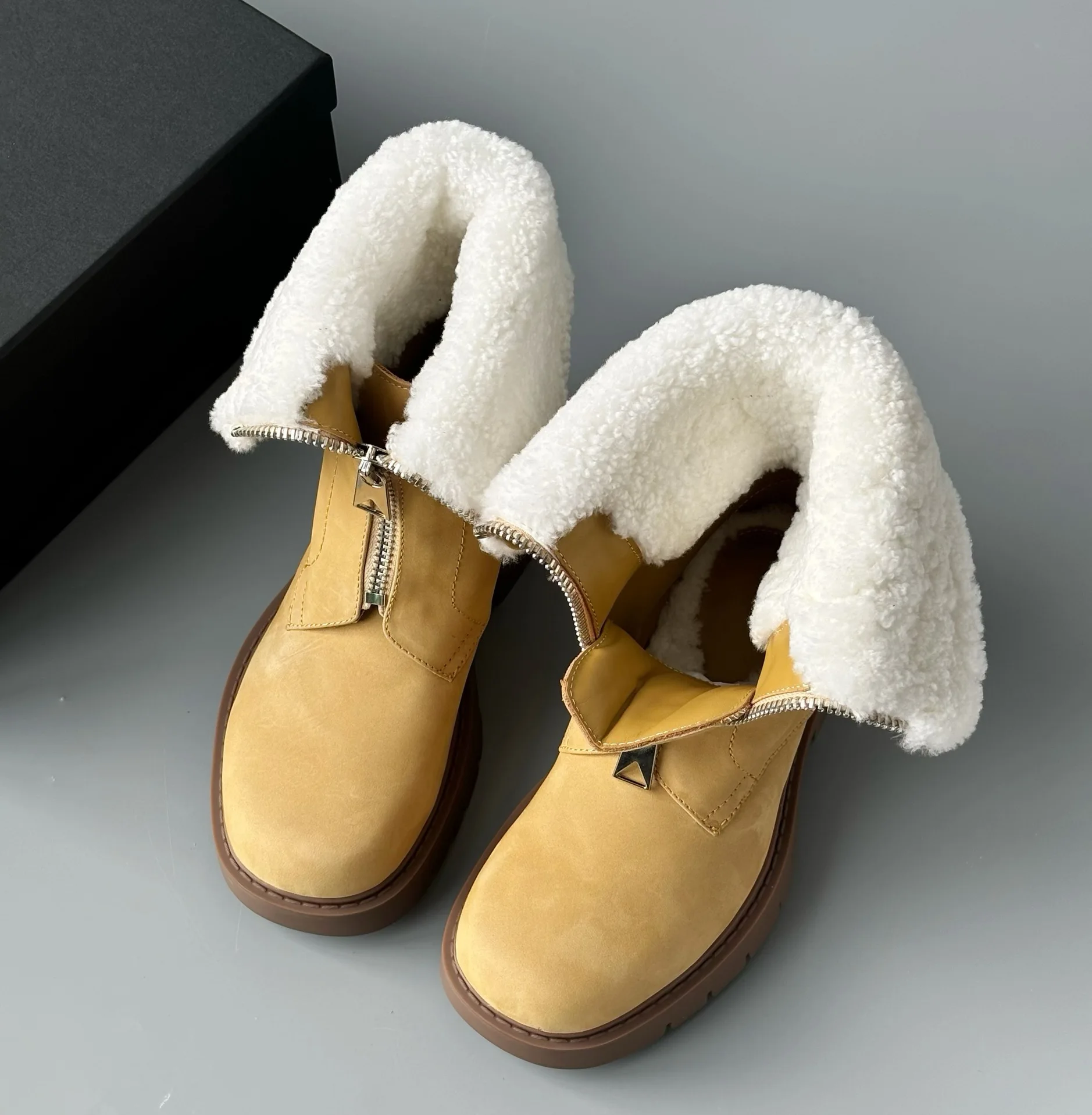 Maxdutti Minimalist Chelsea Boots Khaki Wool Snow Boots Women Vintage Thick Insoled Winter Shoes Women