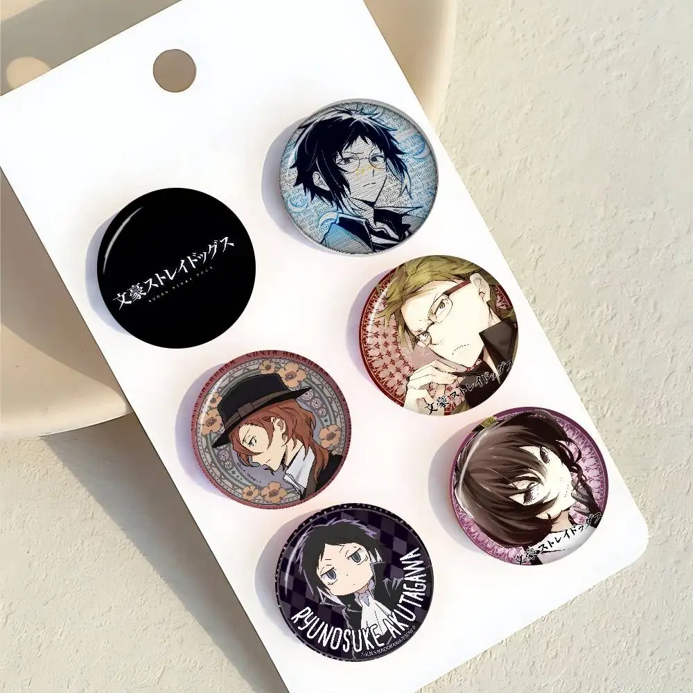 Anime Bungo Stray Dogs Cartoon-Broschen, Anime-Abzeichen, runde handgefertigte Brosche, Anstecknadeln, Schmuck für Rucksack, Kleidung, Geschenke