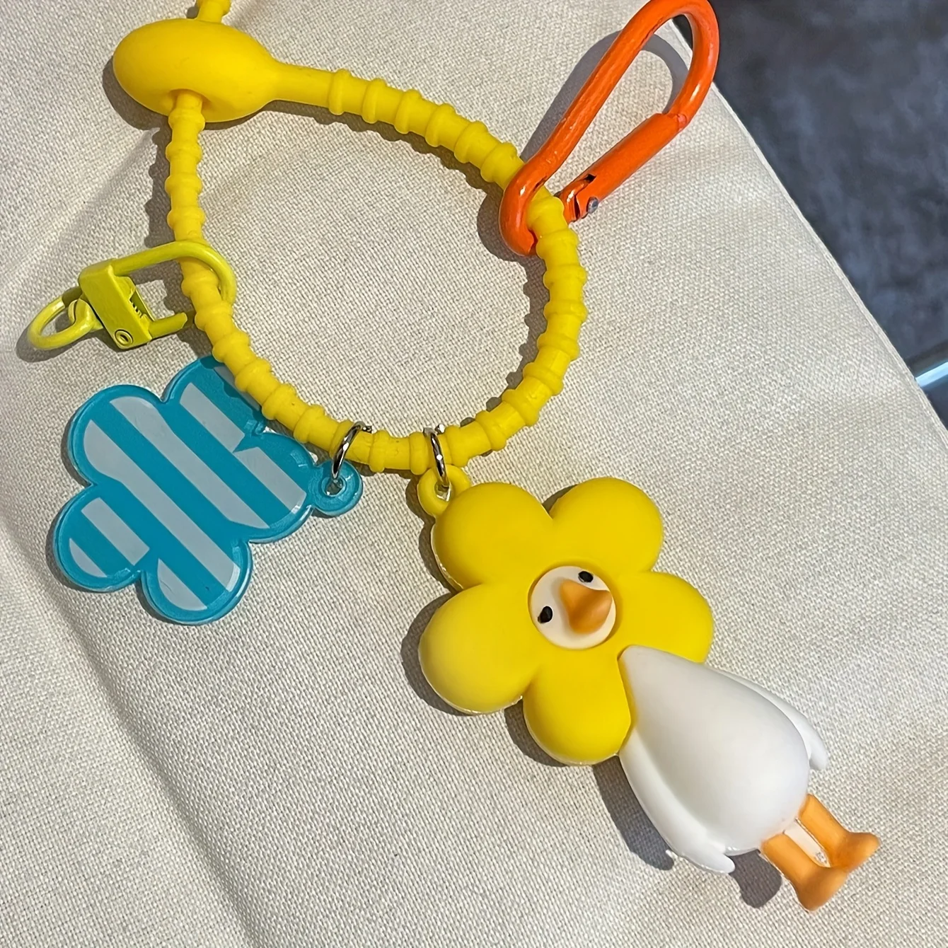 Cute Colorful Flower-Shaped Keychain Pendant, Little Duck Bag Charm, Cartoon Hanging Ornament, Cartoon Accessory, Car Key Holiday Gift