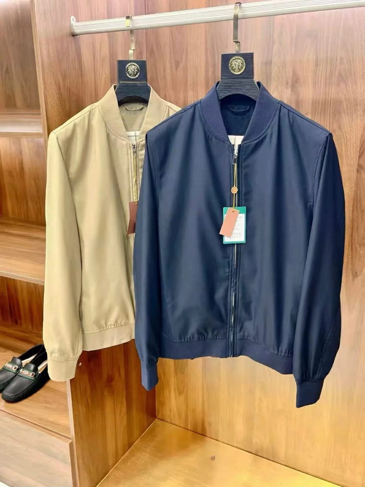 

Простая однотонная куртка с бейсбольным воротником из технической ткани LP