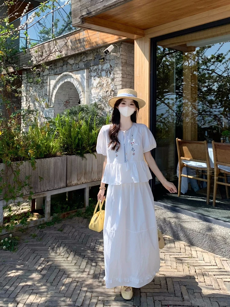 

Sweet Embroidered V-Neck Bubble Sleeve Shirt Women's Fashionable Slimming Belted Short Sleeve Top Korean Style Summer New Arr...