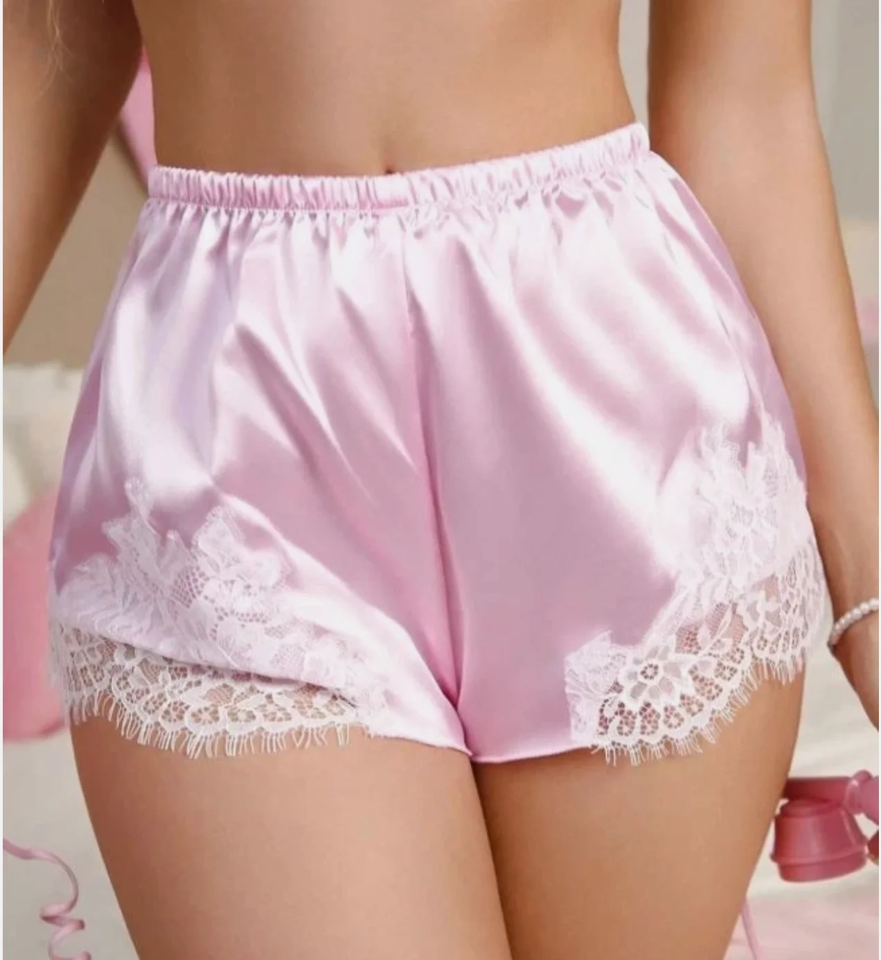 Женские сексуальные шорты-стринги, шелковистое розовое атласное нижнее белье с белыми кружевными треугольными шортами, сращенными вместе