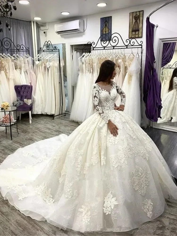 Vestidos de novia personalizados con cuello redondo, mangas largas, Apliques de encaje, tren capilla, falda hinchada de Arabia Saudita, vestido de novia