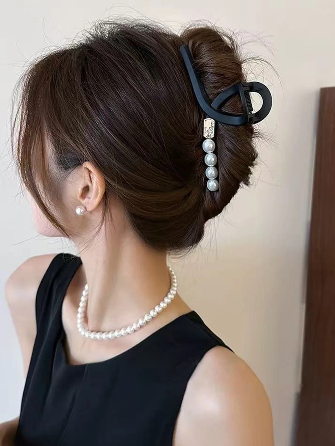1pc matte pearl metal hair clip, back of the head premium sense large grab clip seamless shark clip, suitable for daily use image 2