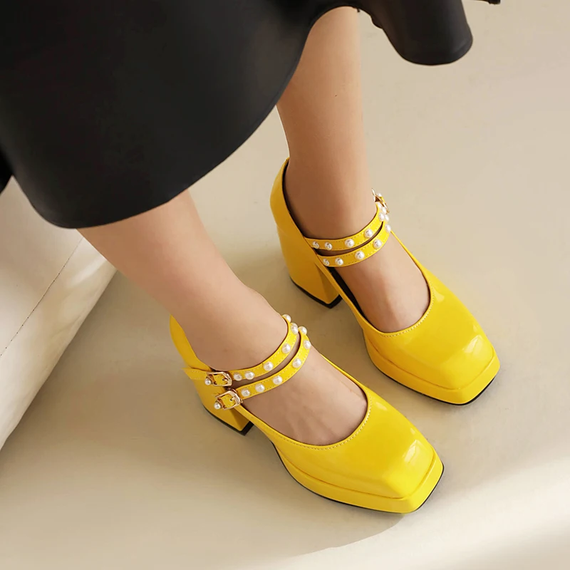 

Яркая лакированная кожа больших размеров, инкрустированная жемчугом, тонкий ремень, сверхвысокий толстый каблук, платформа с квадратным носком, двухрядные туфли-лодочки с пряжкой