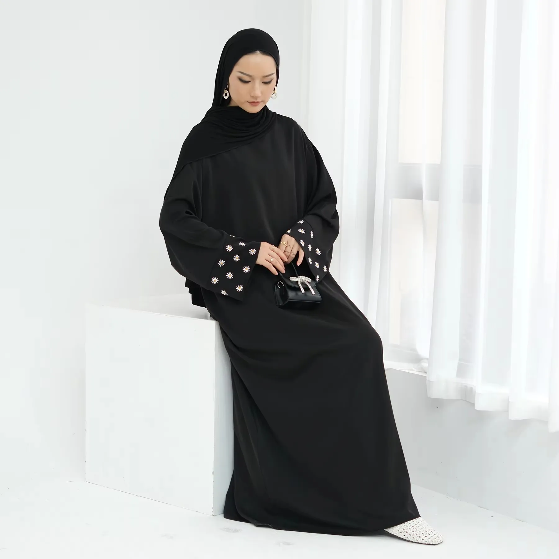 Daisy Embroidered Closed Abaya Muslim Dress for Women, Dubai Turkish Islamic Clothing, Loose Hijabi Robe, Ramadan Eid, Summer