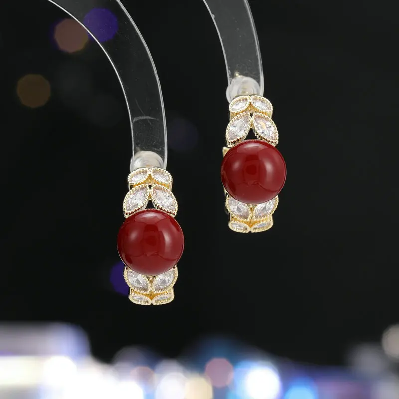 أقراط فاخرة وخفيفة ذات تصميم عصري وبسيط. جديد الخريف والشتاء خاتم اللؤلؤ الأحمر أقراط على شكل حرف C