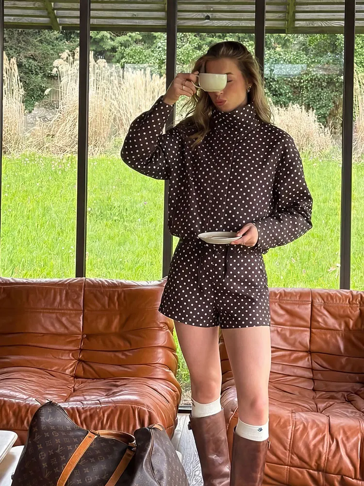 Conjunto de 2 piezas de lunares para mujer, conjunto informal con cuello alto, Top corto de manga larga y pantalones cortos de cintura alta, ropa de calle a la moda de primavera