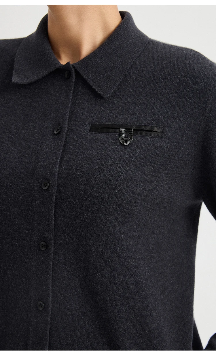 BD3621835 Damen-Cardigan aus 100% Kaschmir mit Hemdkragen, langen Ärmeln, Reißverschluss, Brusttasche, Kettenabzeichen, dezentes Old-Money-Design für den Herbst – Detail 9