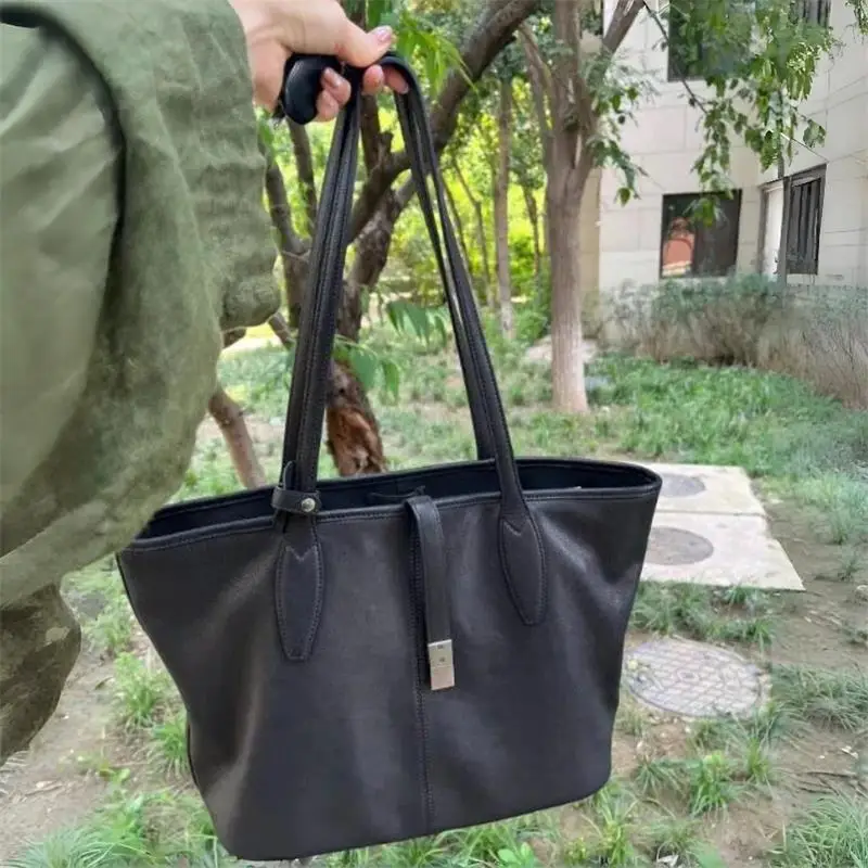 

Brand Tote Leather Bag With Metal Buckle Design Luxurious Handbag Women Large Capacity Magnetic Buckle Commute Bag Shopping Bag