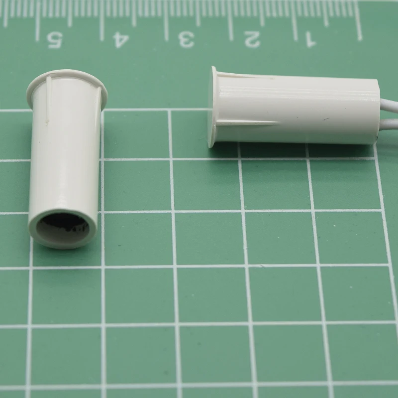 50 stuks bedraad magnetisch deursensoralarm, anti-diefstal ingebedde kunststof magnetische bedieningsschakelaar, normaal open en normaal gesloten