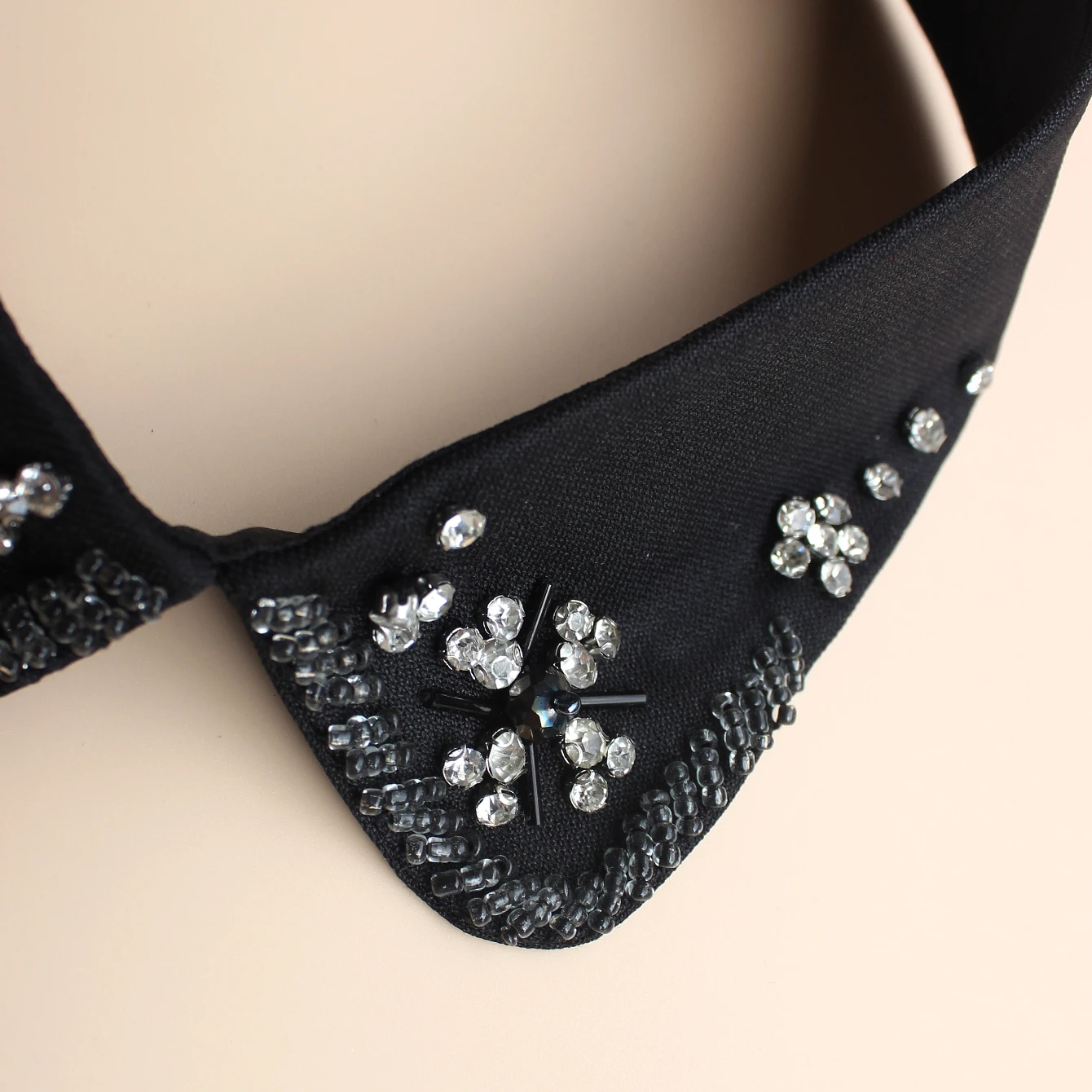 Beaded and shiny false collar. Fashionable and versatile. Skin-friendly. Exquisite, luxurious and beautiful in spring, summer, a