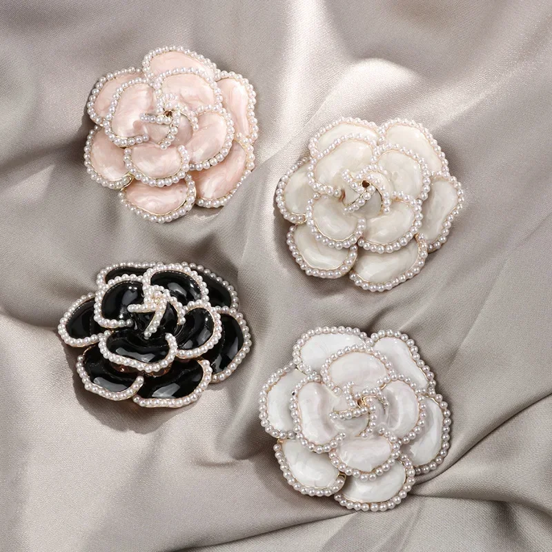 สุภาพสตรี Camellia Pin สีดําสีขาวดอกไม้สีชมพู Rose Pearl เข็มกลัด Elegant Lapel Badge Corsage แฟชั่นเครื่องประดับอุปกรณ์เสริม