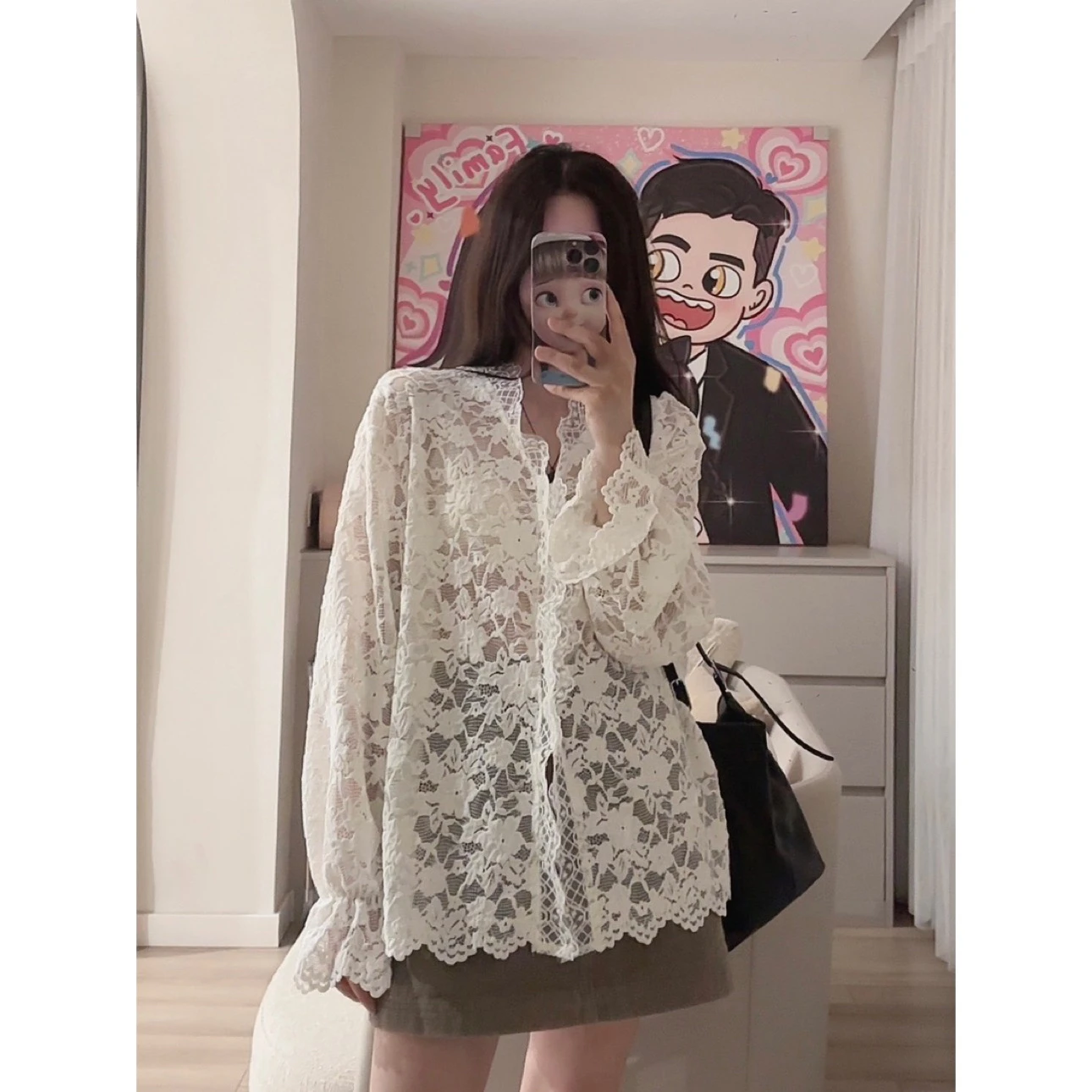 2024 Autumn and winter new high-end hollow V-neck lace base shirt women exquisite temperament design sense loose lace matching