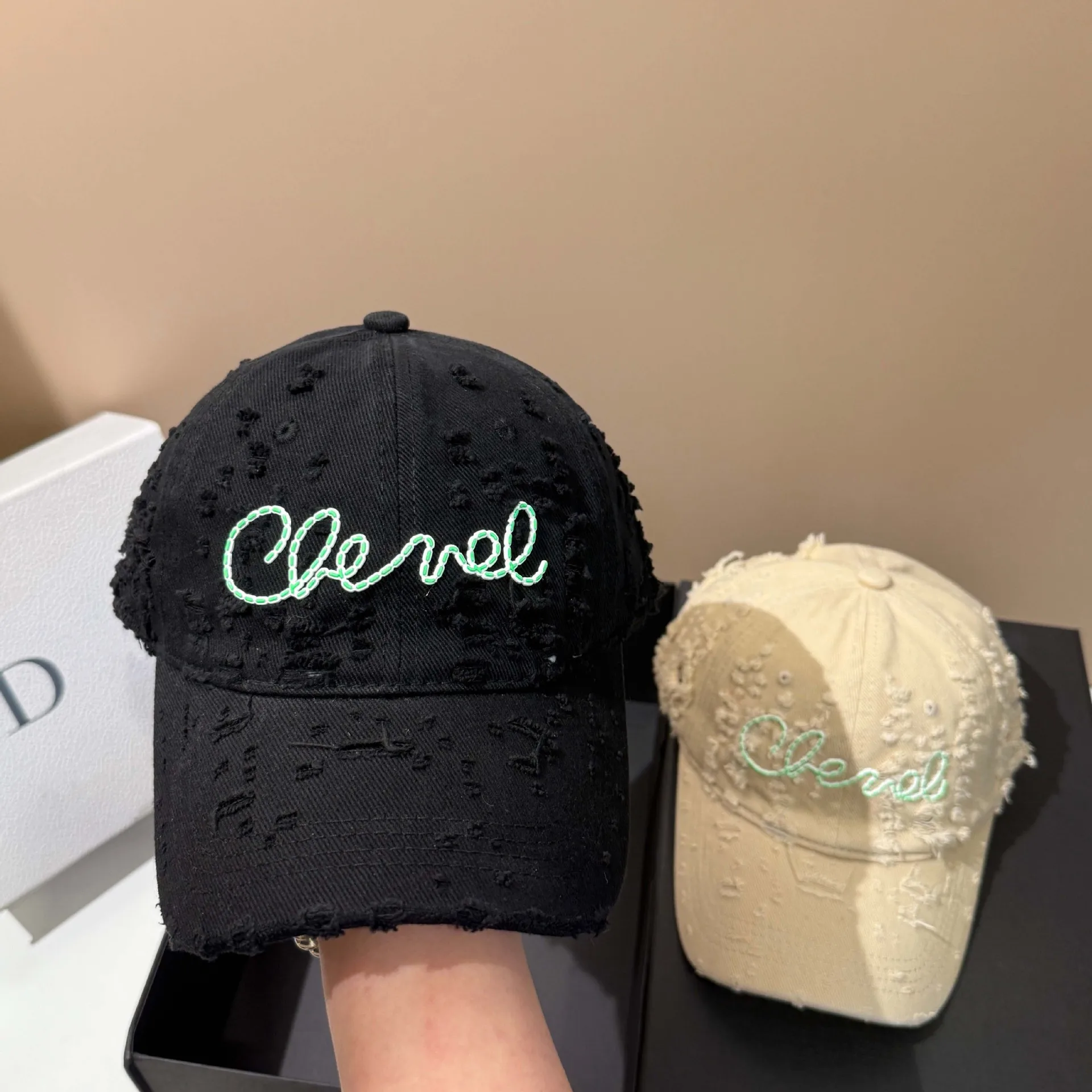 

Spring and Autumn New Xiaoxiangfeng Ripped Baseball Cap Outdoor Versatile Shade Age Reducing Couple Hat Running Sports Cap