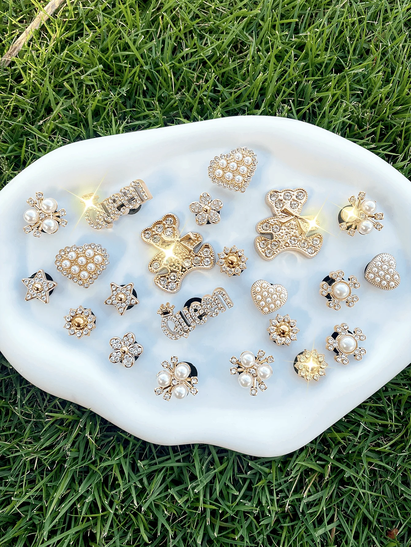 22 pieces of gold diamond bears, diamond flowers, stars, letters Queen, ABS pearl love shoe buckles DIY decorations, multifuncti