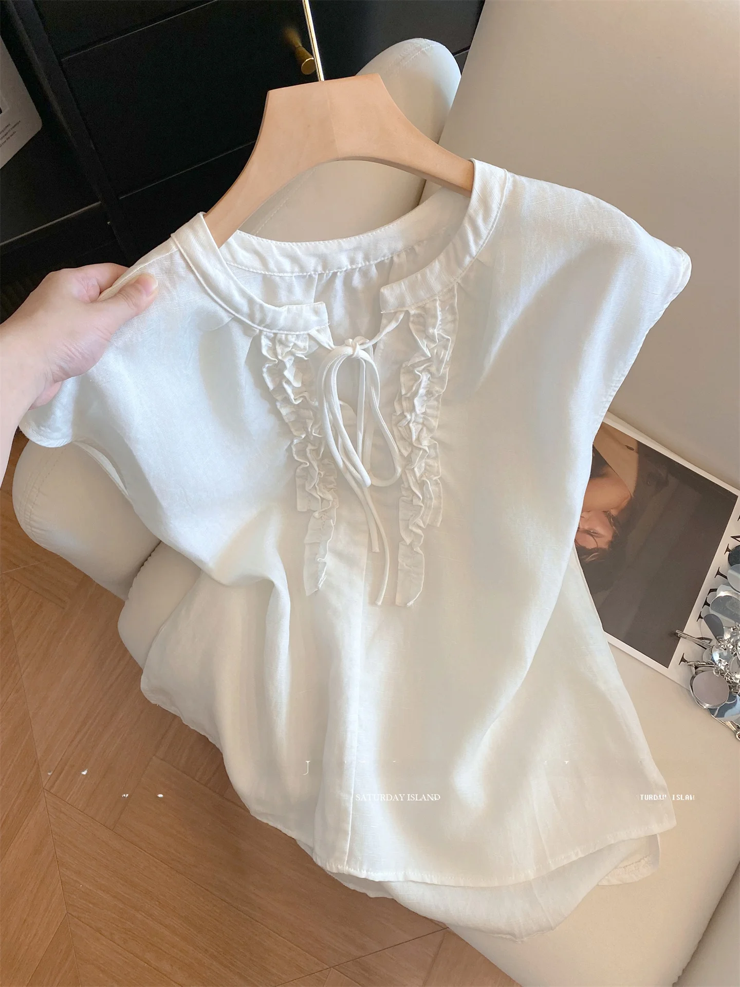 

White Lace Trim Belted round Neck Sleeveless Shirt Women's Summer New Style High-End Simple Large Size Inner Wear Top