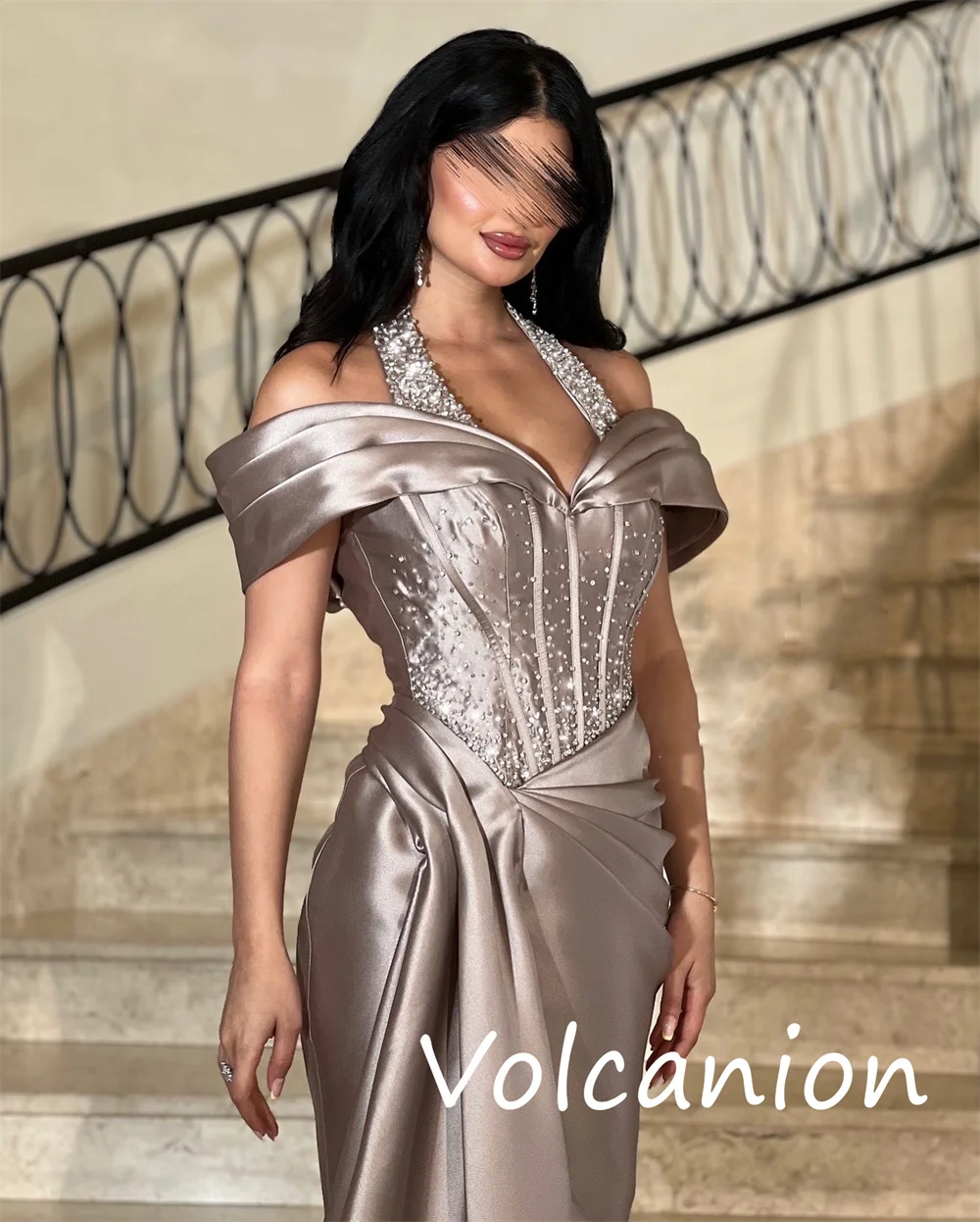 Moda personalizzata Charmeuse Paillettes Piega Tromba Halter Abiti lunghi Occasioni su misura Pastrol di alta qualità