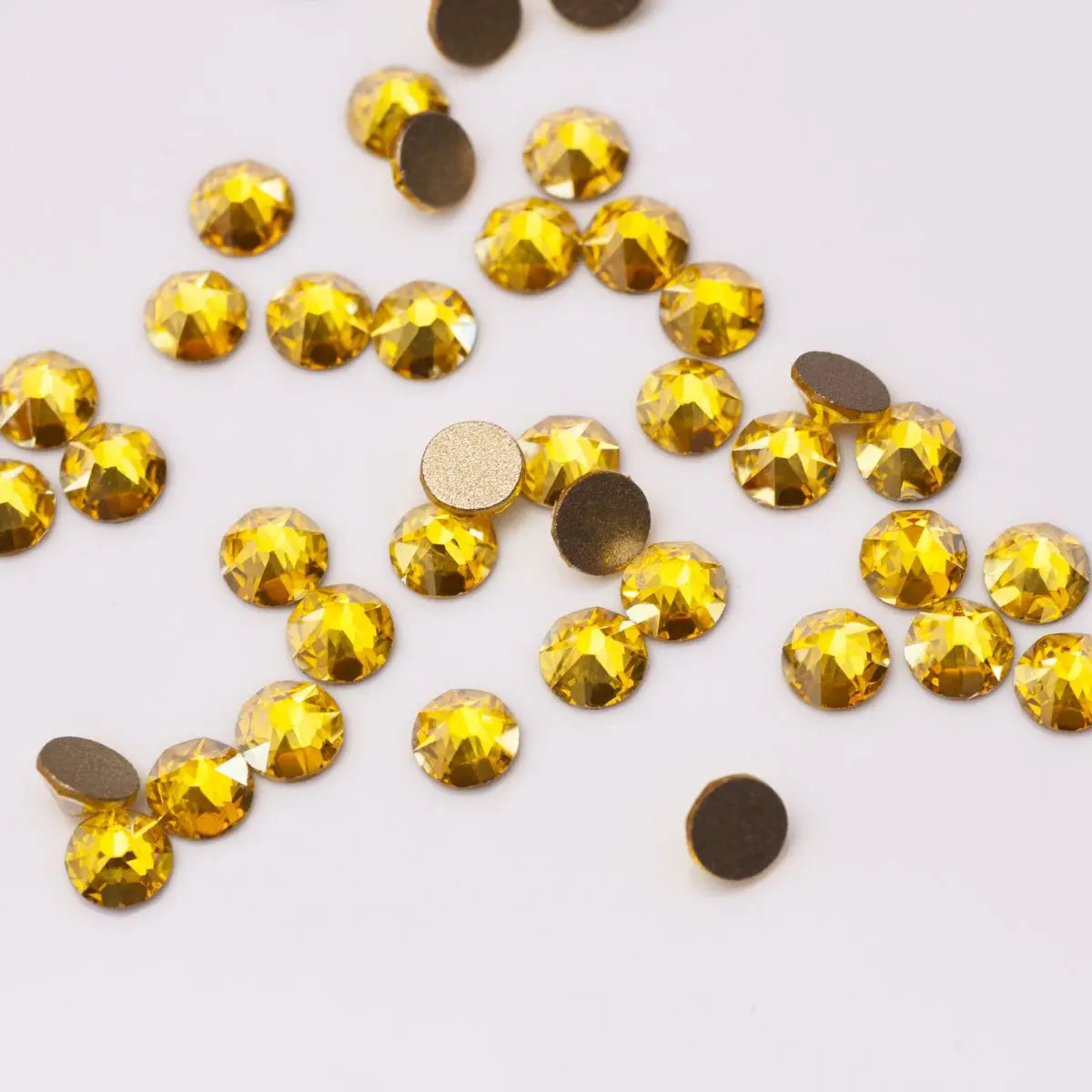 PUBRILEX 2088 Kristall-Strass-Effekt und AB-Farben-Strass, nicht heißklebend, flache Rückseite, Strasssteine für DIY-Bastelarbeiten, Kleidungsdekoration, 8 große, 8 kleine. – Detail 6