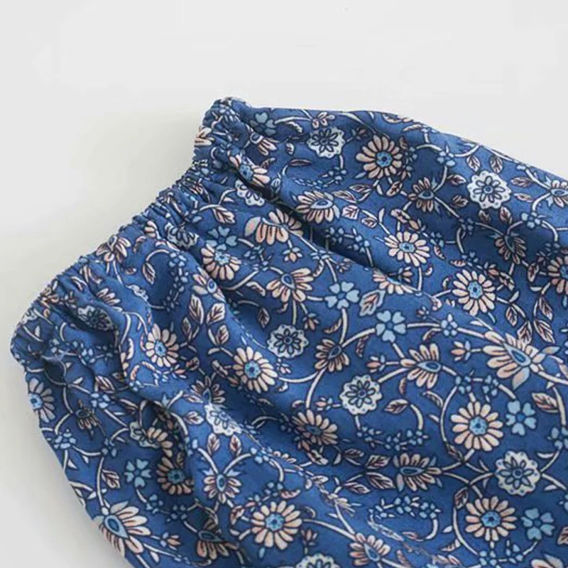 Langärmliges, lockeres, kurzes Baumwollkleid mit böhmischem Blumenmuster