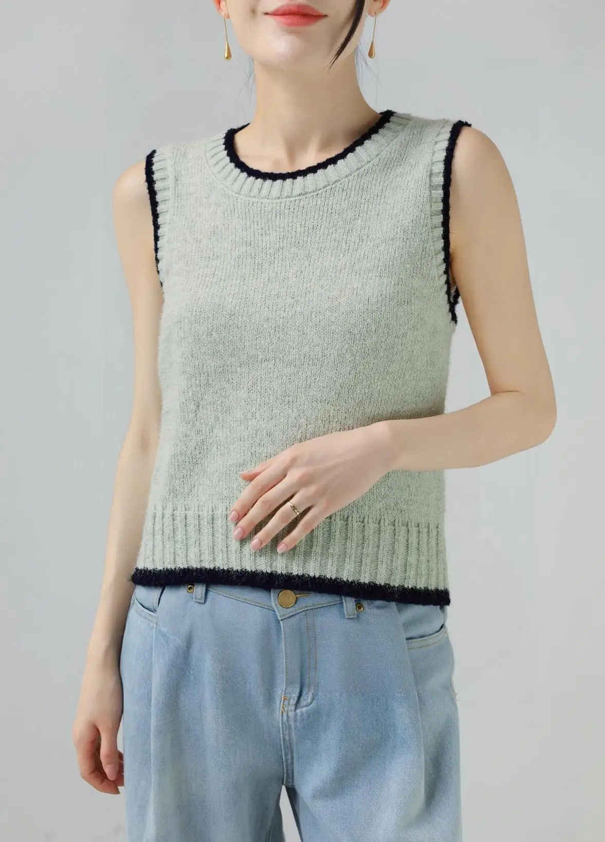 

2025 New Cute Girly Style Sleeveless Knitted Vest Loose Casual Daily Versatile Essential Sweater Top for Women