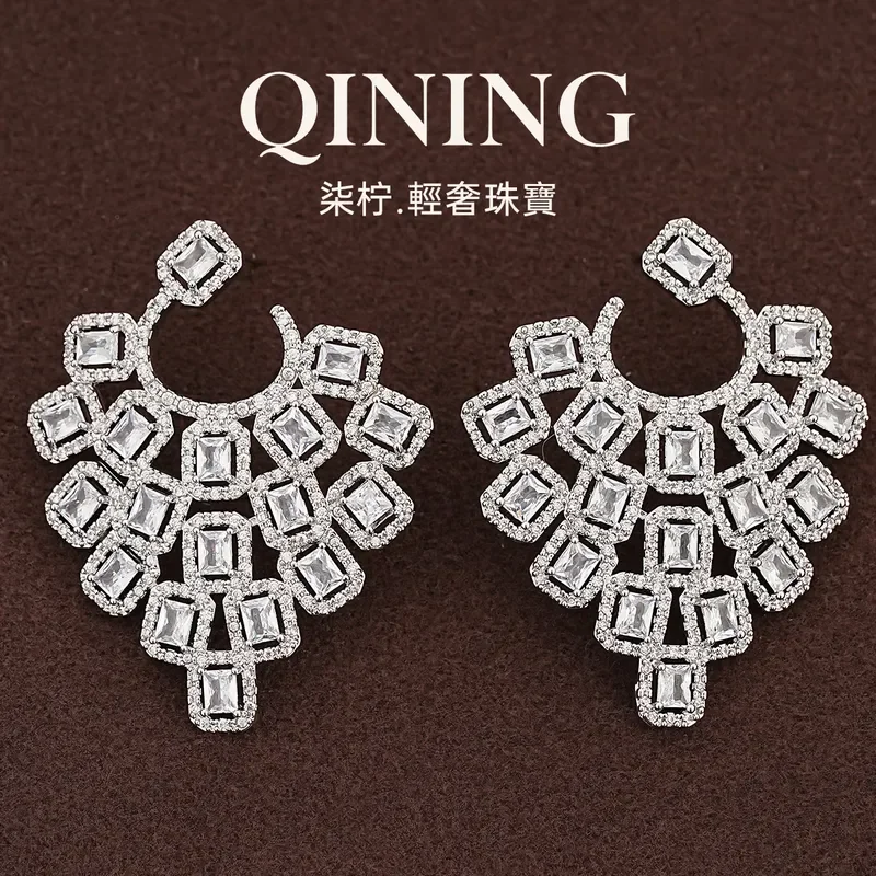 pendientes-de-praga-con-diseno-geometrico-de-diamante-roto-estilo-lujo-ligero-pendientes-de-tuerca-de-nicho-llamativos-para-bodas-banquetes-y-alfombra-roja