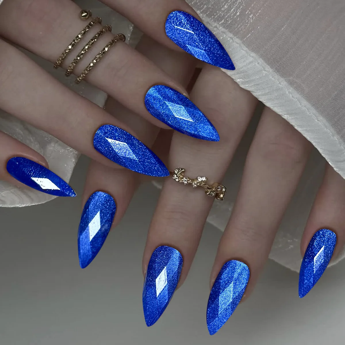

Glossy Blue Cat's Eye Press On Nails Full Cover Nude Color Wearable Almond False Nails Charms Detachable Fake Nails 3d