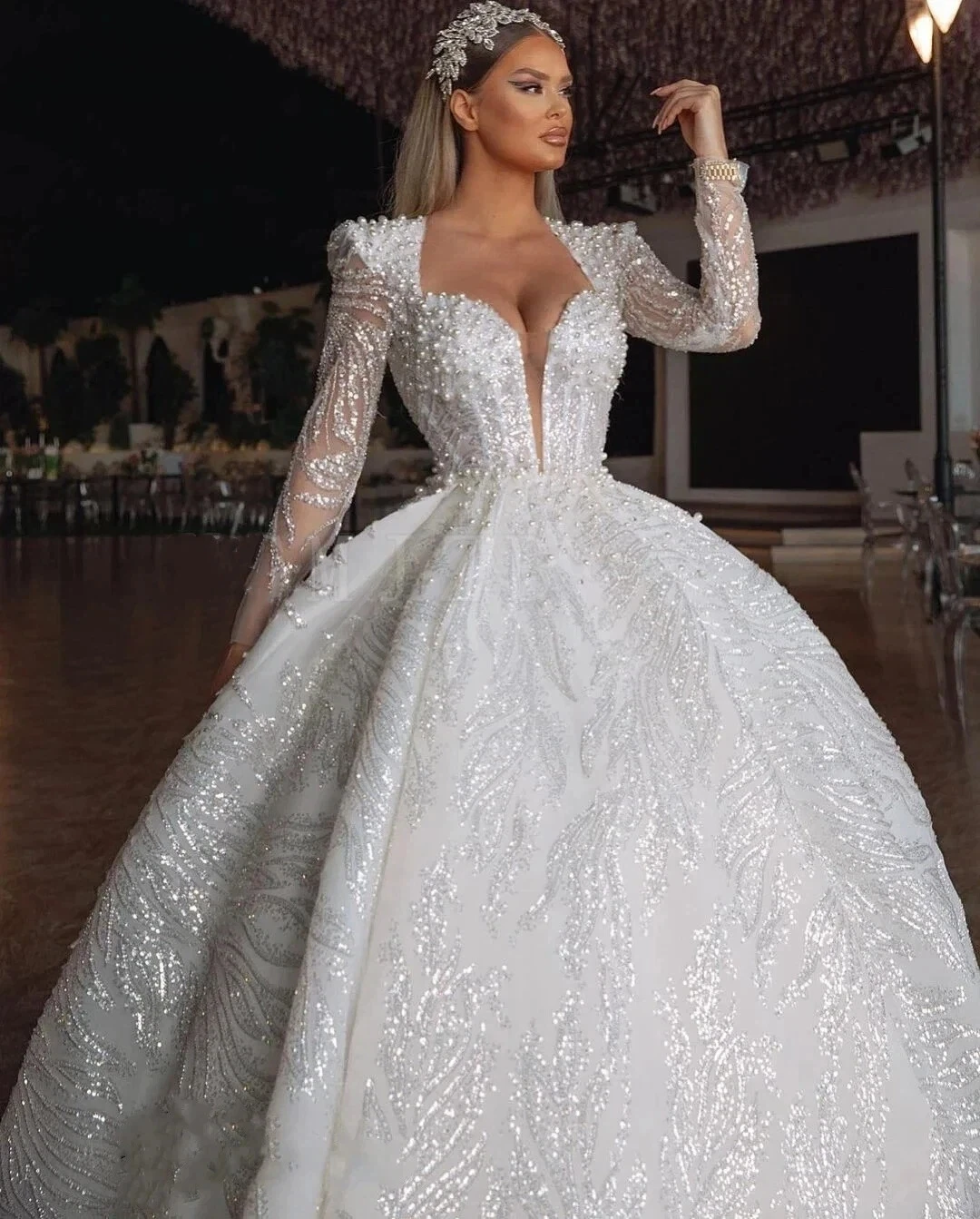Luxurious Shiny Lace Bead Women's A-Line Fluffy Wedding Dress Sexy V-Neck Long Sleeved African Dubai Bride Dress Customized