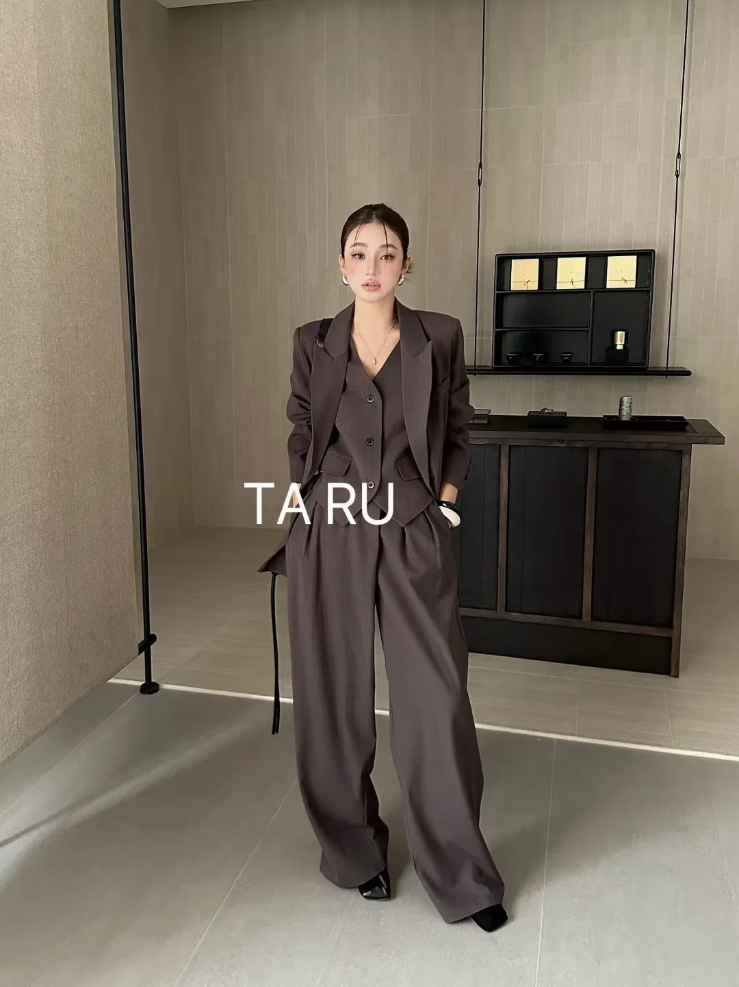 BJTZ Fashion Office Lady Blazer Vest Pantaloni a gamba larga Set da tre pezzi per donna 2025 Primavera Autunno Nuovo abito da lavoro in tinta unita