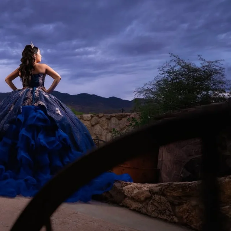 Maßgeschneiderte glänzende dunkelblaue Quinceanera-Kleider, schulterfrei, glitzernde Applikation, langer Schwanz, Spitze, Schleife, Vestido 15, Quinceanera