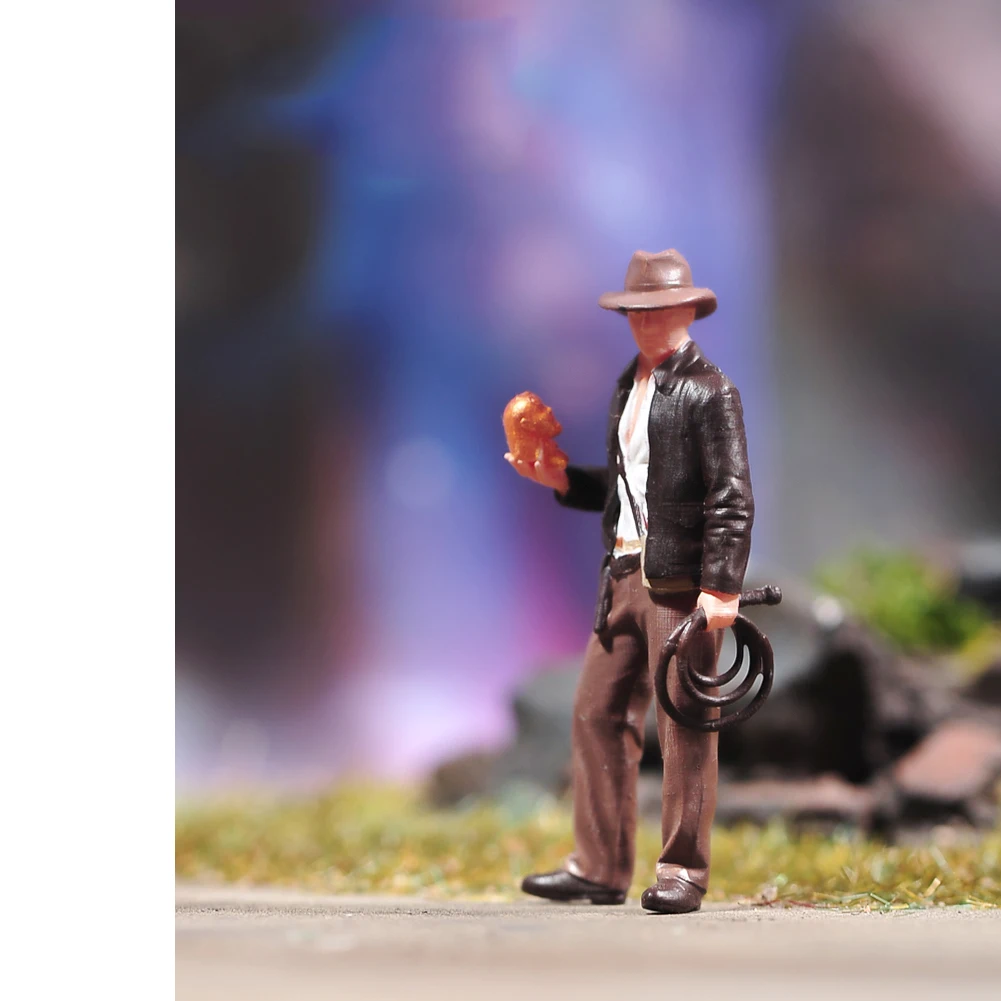 Dipinto Modello In Miniatura 1/24 1/43 1/64 1/87 Un Cowboy Occidentale Tenendo Un Tesoro Non Verniciato Figura Modello Giocattoli Vista Decorazione