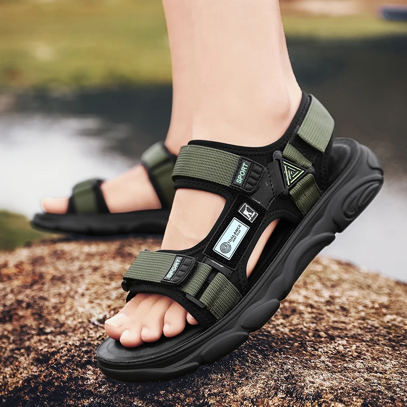 

Пара новой мужской летней повседневной обуви, модные спортивные модные износостойкие сандалии, крутая пляжная обувь