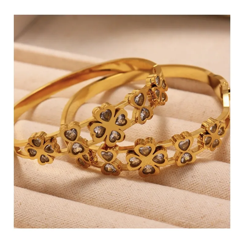 

Seattle Zircon Love Four-leaf Flower Buckle Spring Bracelet Plated Real Gold Cold Wind Temperament Bracelet