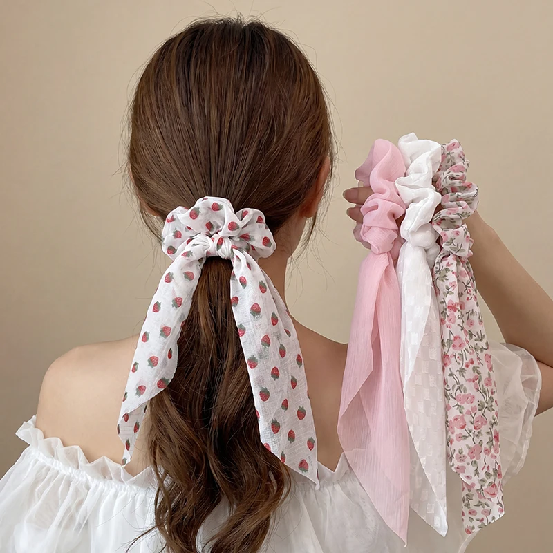 Fotografia 3: Conjunto de 4 Scrunchies Florais Vintage com Fita Fluida – Elástico Macio para Coques Desgrenhados e Penteados Apanhados.