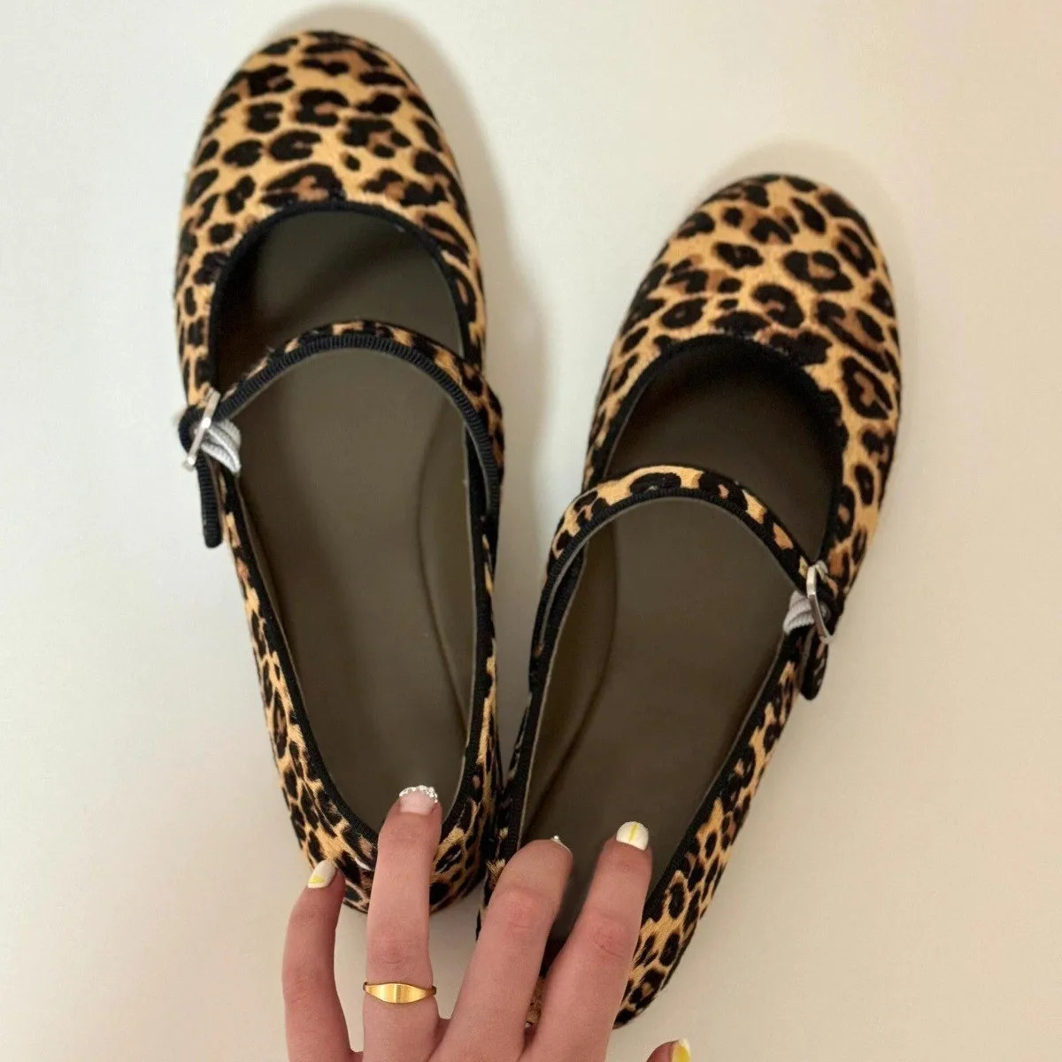 Scarpe da donna con stampa leopardata in vera pelle di vacchetta Scarpe da balletto con tacco spesso primavera autunno da donna Scarpe piatte da donna con una fibbia Casual