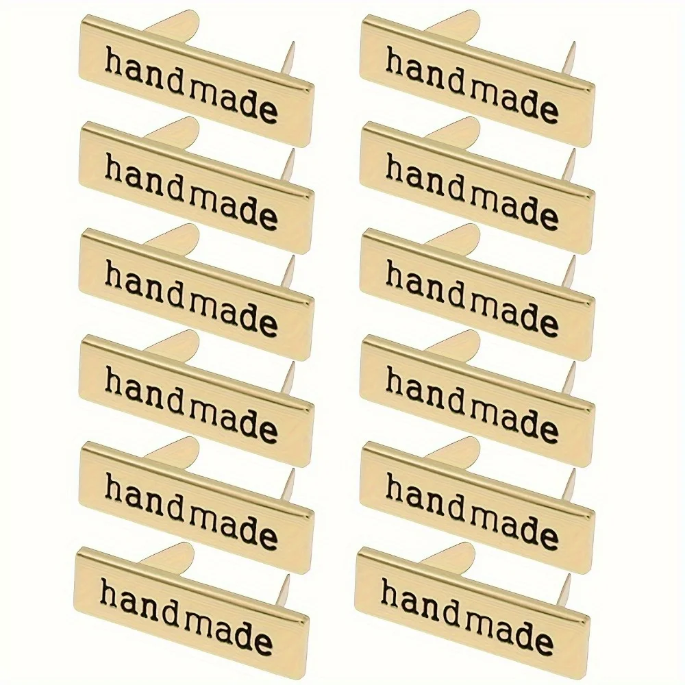 12 Stück/Set, 12 handgefertigte Metallanhänger in Buchstabenform, geeignet für DIY-Projekte wie Geldbörsen, Taschen, Hüte, Kleidung, als Nähzubehör, vielseitig einsetzbar. – Detail 2