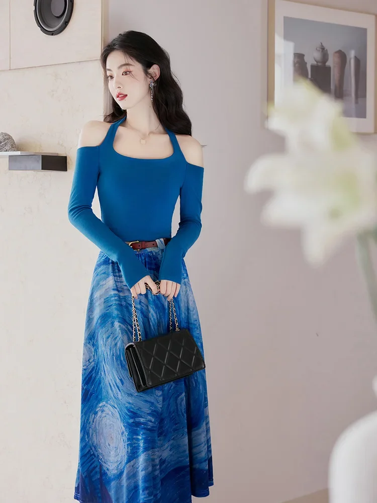 

Модный женский комплект из двух предметов на осень, сексуальный вязаный топ с открытыми плечами + бархатная юбка в стиле ретро с принтом чернил, синий элегантный костюм