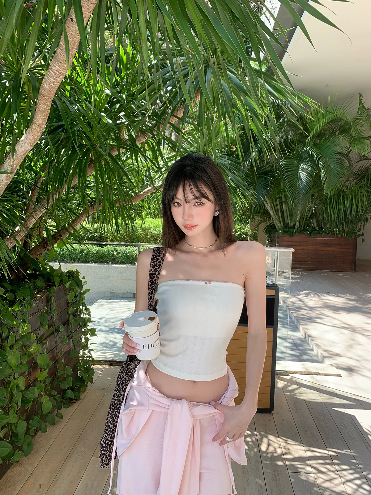 IMMR Dr Lotus سترة نسائية قصيرة بتصميم هالتر مع تطريز دانتيل أبيض، ملابس داخلية عصرية بدون ظهر، تصميم نحيف من ألياف البوليستر