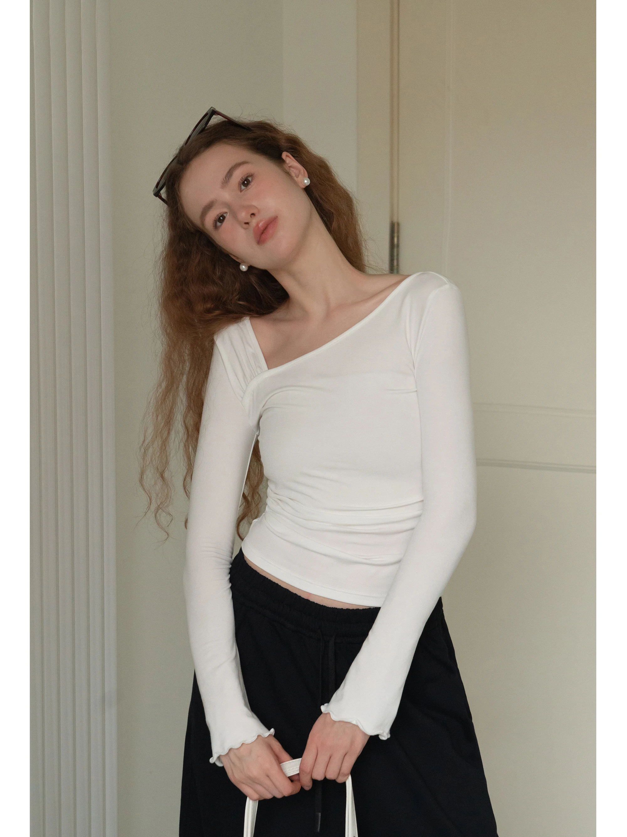 

Eggka Long Sve Slim Fit T-irt Women's Autumn Design Sense Waist Cinching Bell Sve Asymmetrical Neline Pure Color