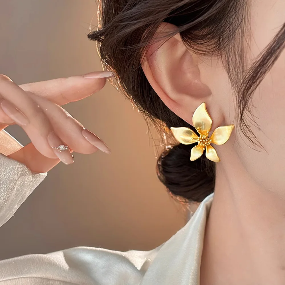 Vintage Gold Flower Earrings Brushed Petal Stud With Golden Stamen Charm Elegant Jewelry Gifts For Women Daily Party Wear