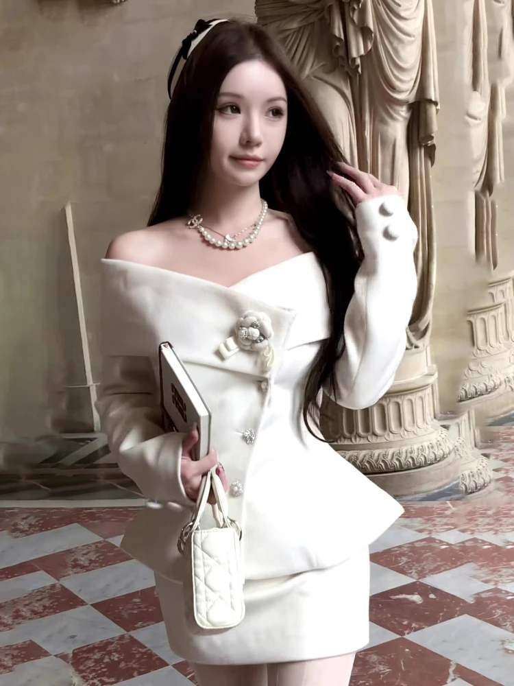 

2025 Новый комплект, осенне-зимний женский пальто с открытыми плечами + мини-юбка, комплект из 2 предметов, модный белый праздничный костюм с 3D цветами в стиле пэчворк, женский