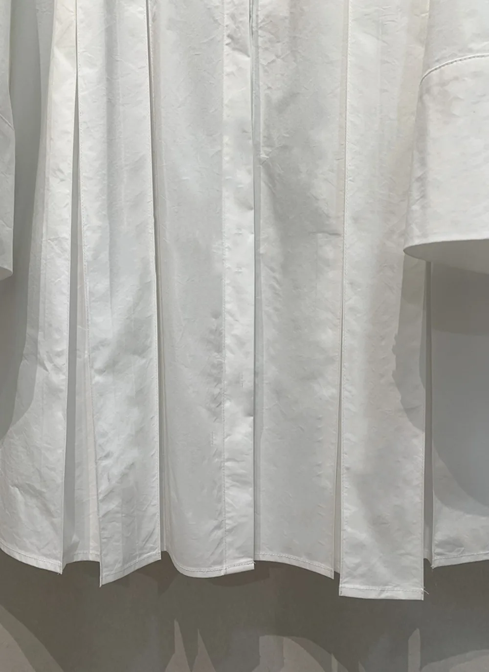 トレンドの売れ筋プレミアムオフィスレディドレス、シンプルで若々しく見える、ゆったりとしたスリムなワンピース、傘のようなプリーツ、大きなスイング、新作ローブ